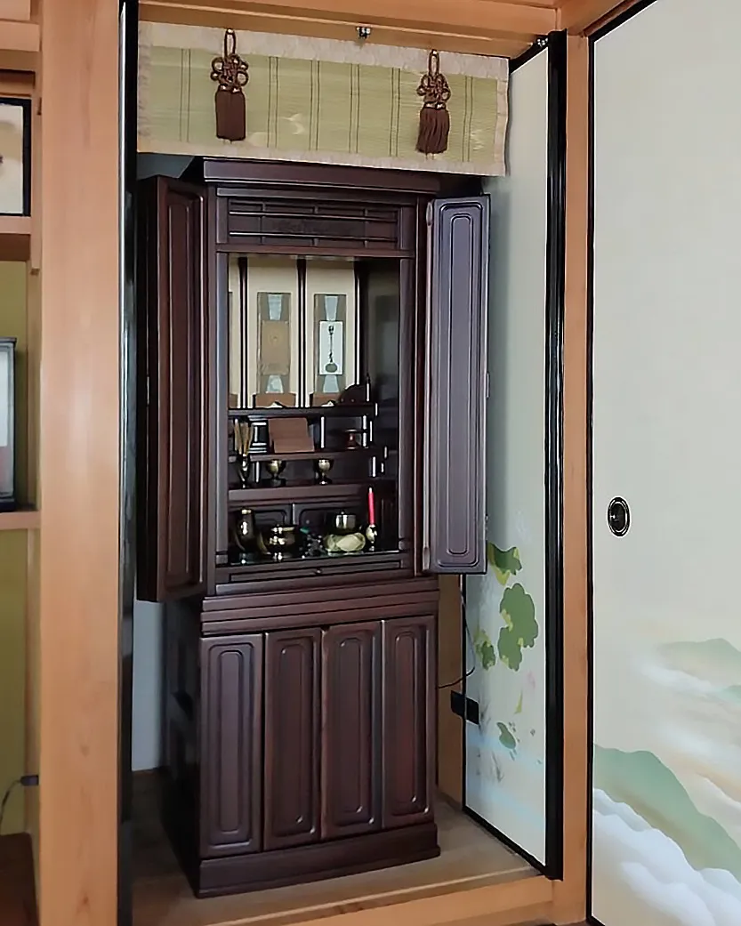 【半間仏間にすっきり収まる唐木・紫檀仏壇】